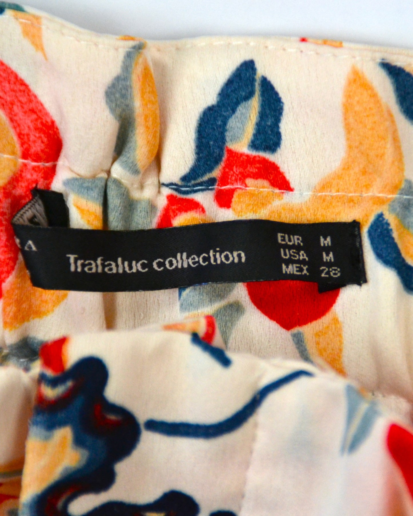 Zara - Trafaluc Collection Shorts M - Medium Beige with red, navy and orange floral and dragon print