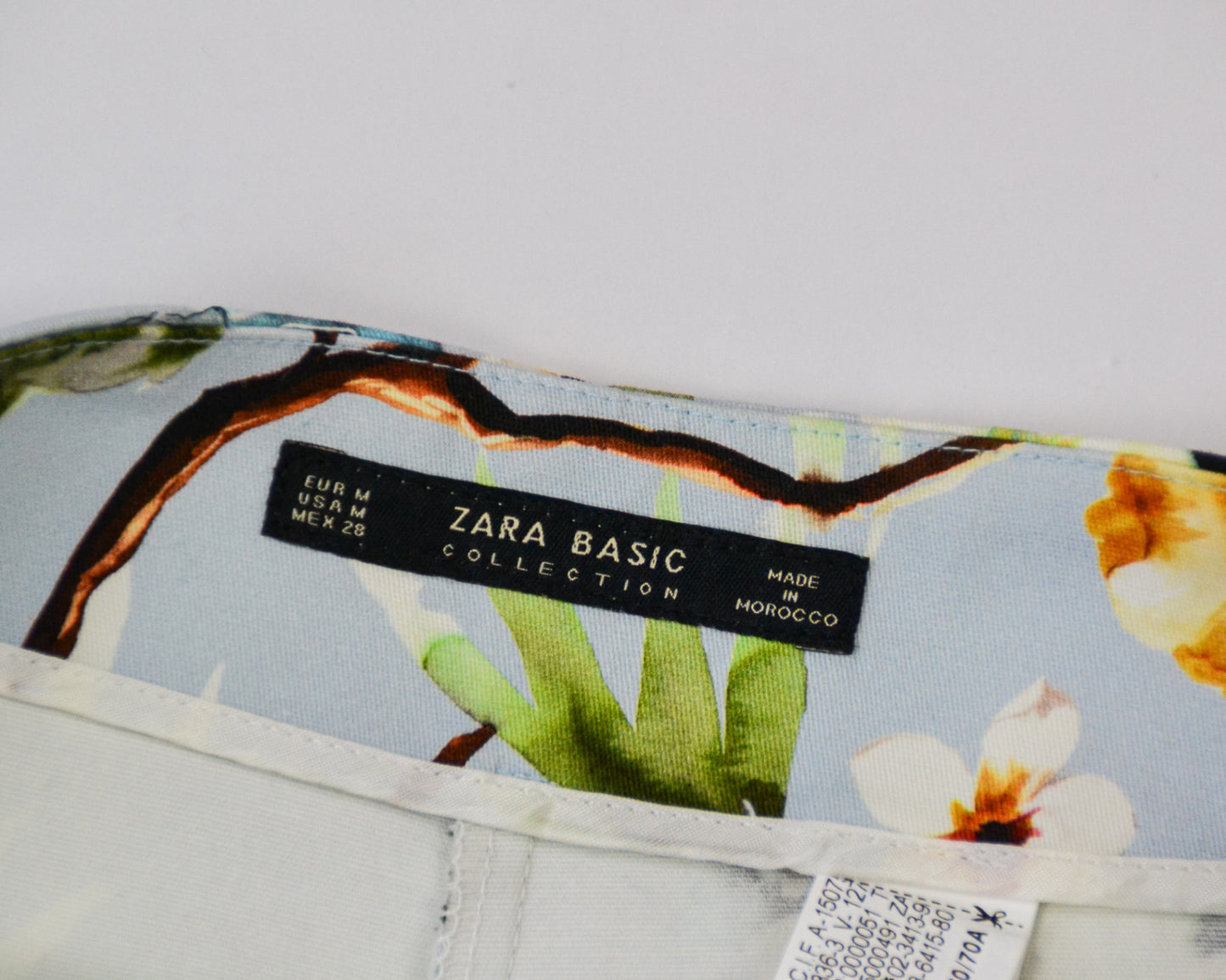 ZARA BASIC Short M Light blue with floral print